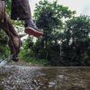 Salto La Jalda (Sendeirismo e Natación) é bebendo auga dun río.