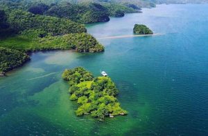 A Haitises Nemzeti Park madarak szigetre néző kilátása