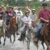 Un grupo de persoas Salto La Jalda por un río.