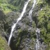 A Salto La Jalda no medio dunha frondosa zona verde.