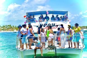 Punta Cana: Party Boat with Open Bar and Snorkeling